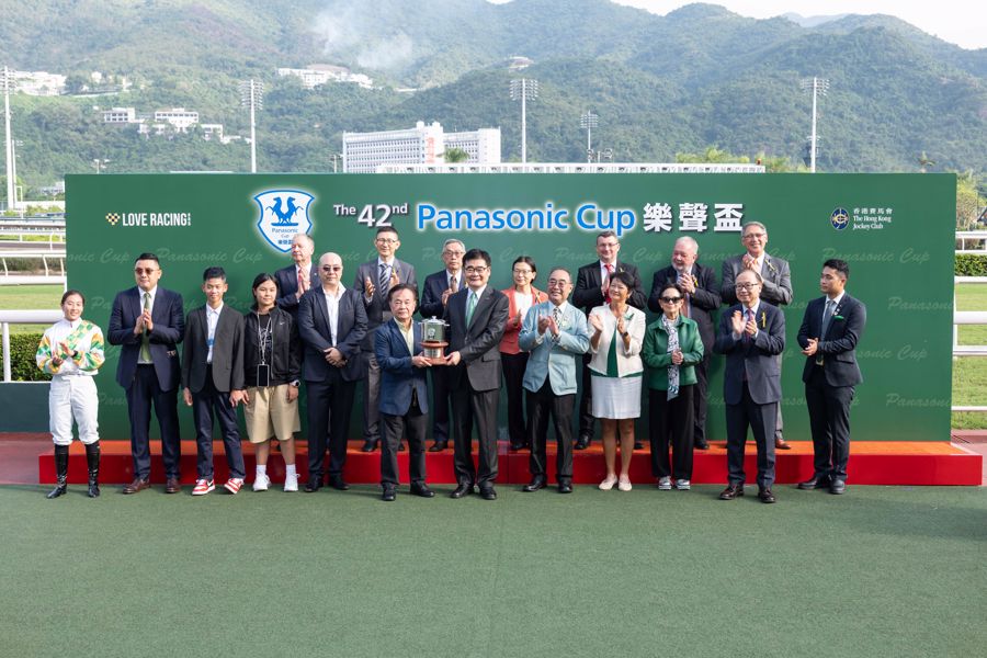 “Sagacious Life” ridden by apprentice Britney Wong won the 42nd Panasonic Cup. Winning owner, trainer, and jockey joining the HKJC stewards and representatives of Shun Hing Group to take a group photo.
